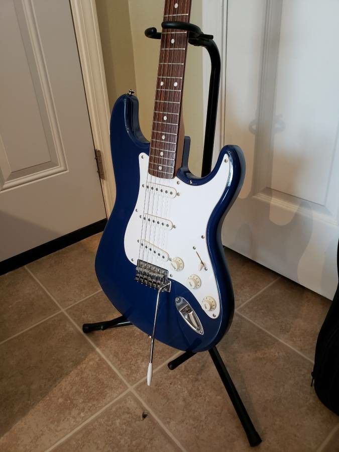 Fender Stratocaster Squier & 20W Amp & Gig Bag