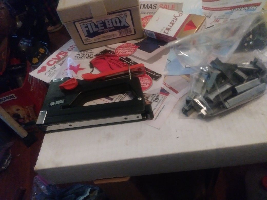 BLACK & DECKER STAPLER & BAG FULL OF STAPLES