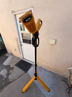 LUTEC Upgraded 5000K 15000 LM 105 W LED Work Light with Telescoping Tripod