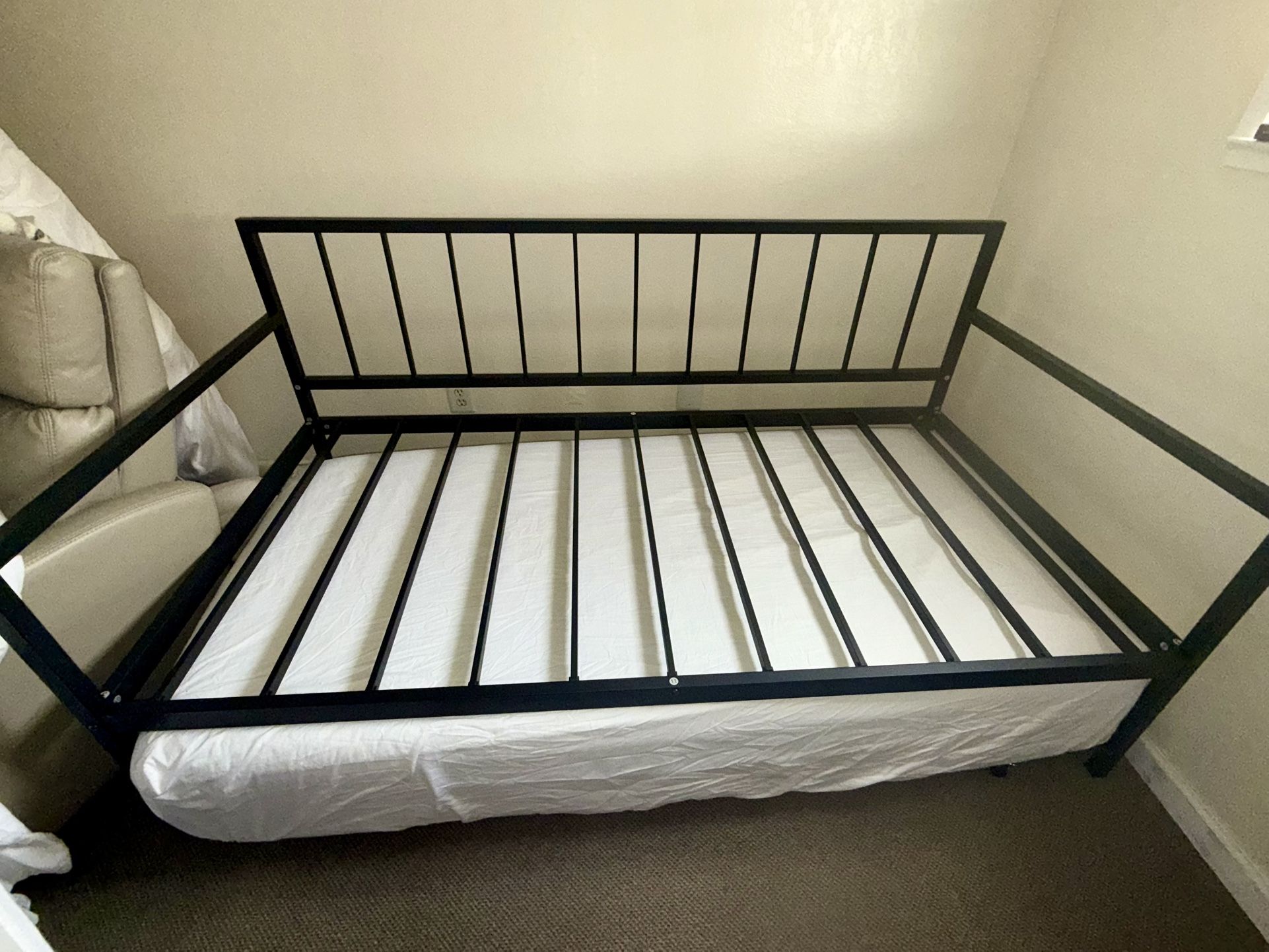 TWIN TRUNDLE BED