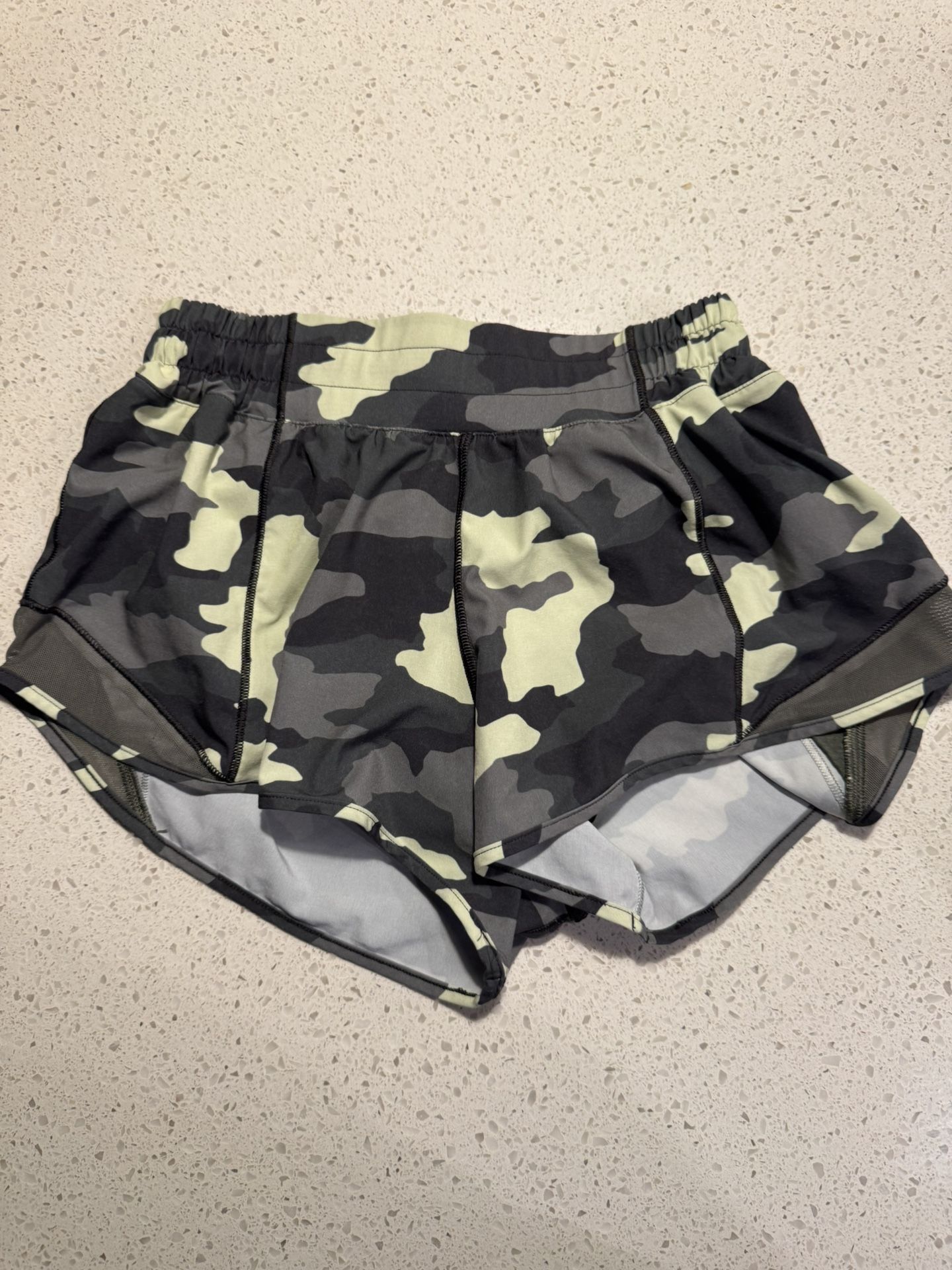 Lululemon Women’s Size 4 Hotty Hot Low-Rise Lined Short 2.5" in Camo