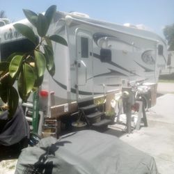 2011 Colorado  Dutchmen Fifth wheel