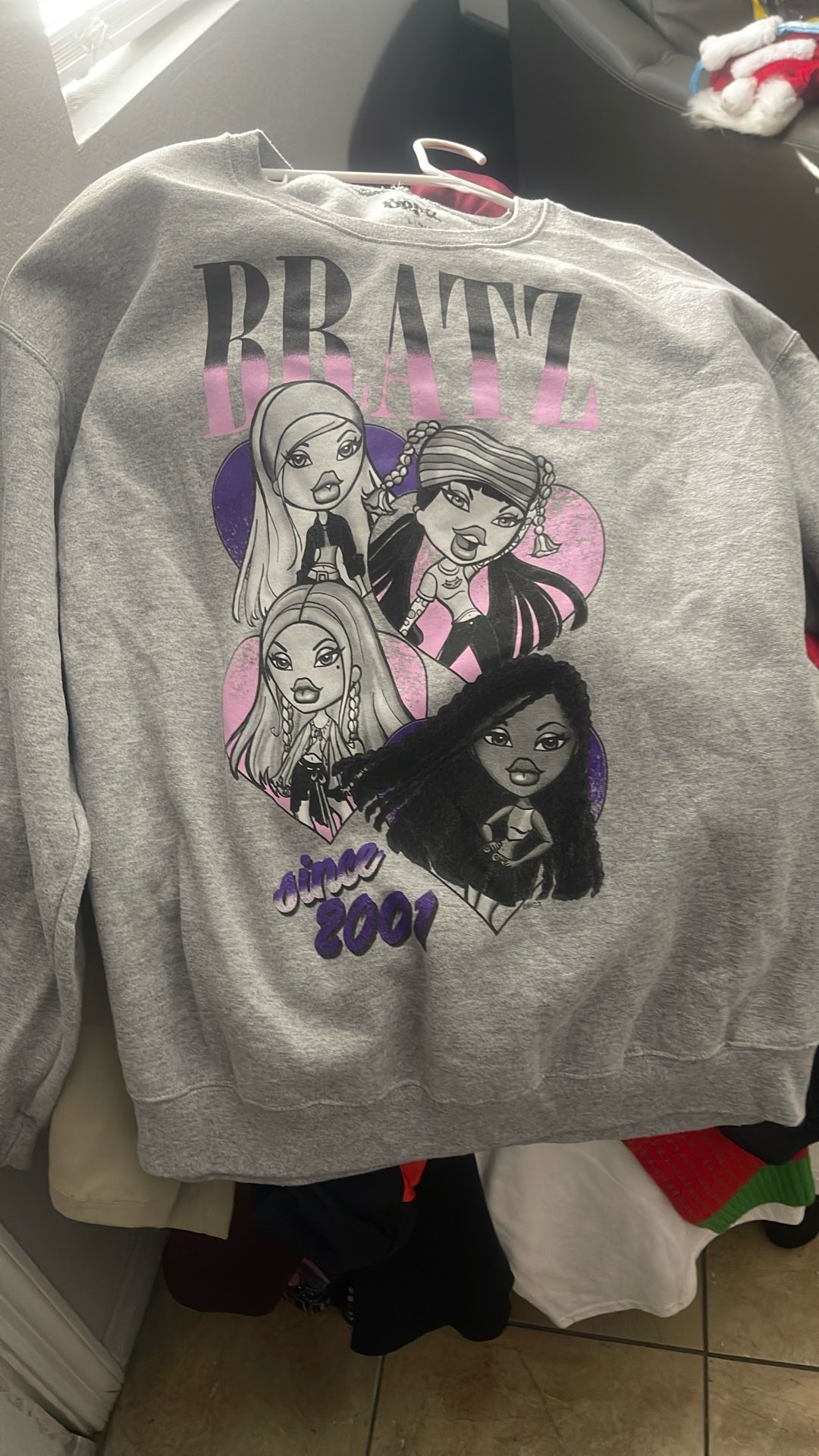 WOMEN’S BRATZ SWEATSHIRT SIZE LARGE