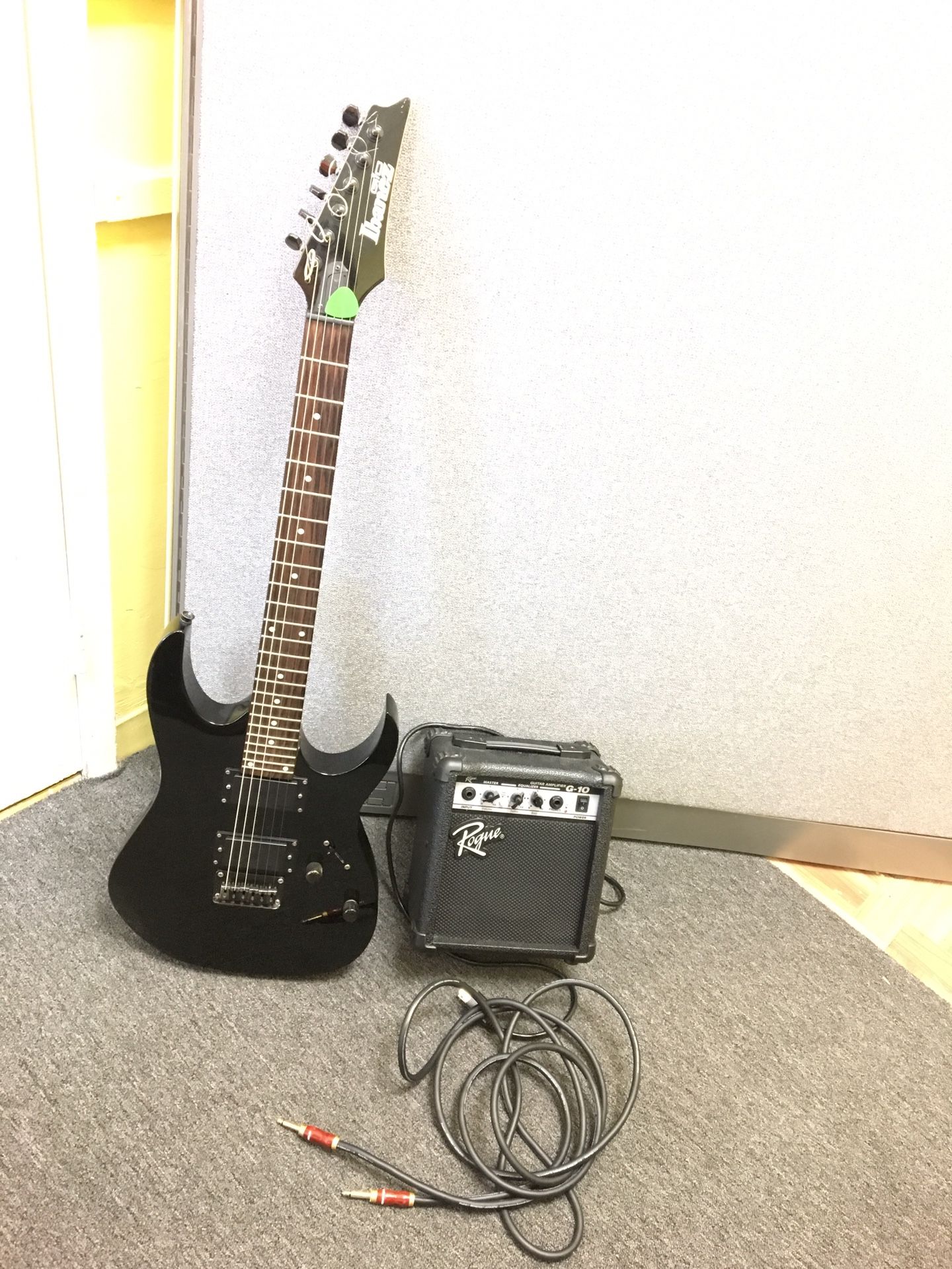 Ibanez Gio electric guitar with amp & cable (come and test)