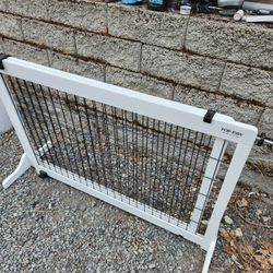 Top Paw adjustable doggy pet gate attractive good condition 

Practical attractive adjustable gate for dogs, pets, or kids I guess