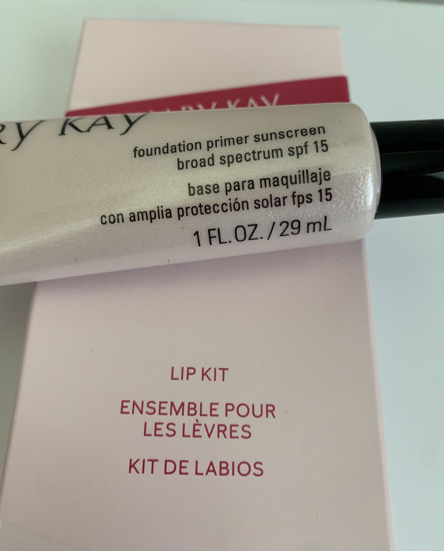 MK. Kit Foundation Primer Sunscreen SPF 15, Mascara Lash Love Gano rama and Lip Kit.