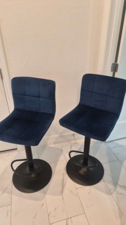 bar chairs in excellent condition and decorative mirror