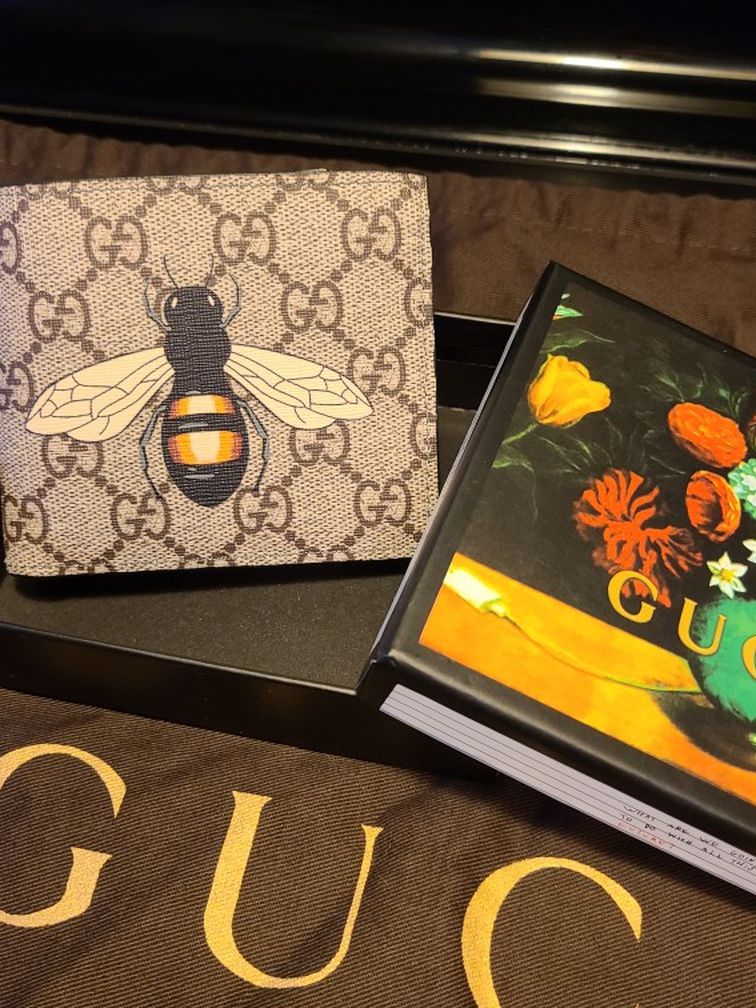 Gucci Bumblebee Print Supreme GG Wallet