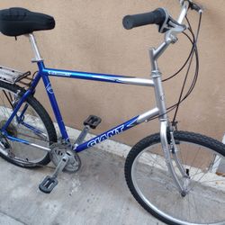 Giant.   Mountain Bike.     26" Tires