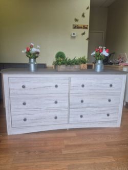 BEAUTIFUL WHITE/ GRAY DRESSER 6 BIG ROLLING DRAWERS OPEN/CLOSE SMOTHLY BRAND NEW 60X20X31