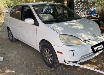 2001 PRIUS PARTS AVAILABLE- PARTING OUT!
