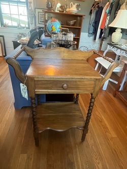 Beautiful vintage solid wood washboard style table with spindle legs