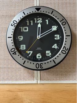 Wall clock, works perfectly, keeps accurate time, takes two AA batteries.