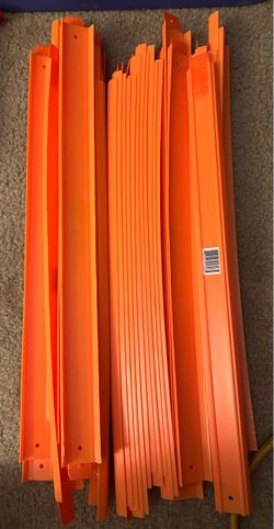 34 Hot Wheels Tracks
