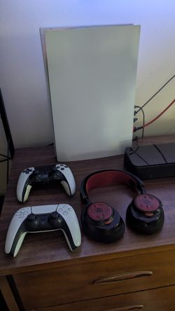 Ps5 no disc drive, 2 controllers, and a headset