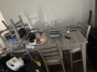 Table 6 chairs brand new no scratches