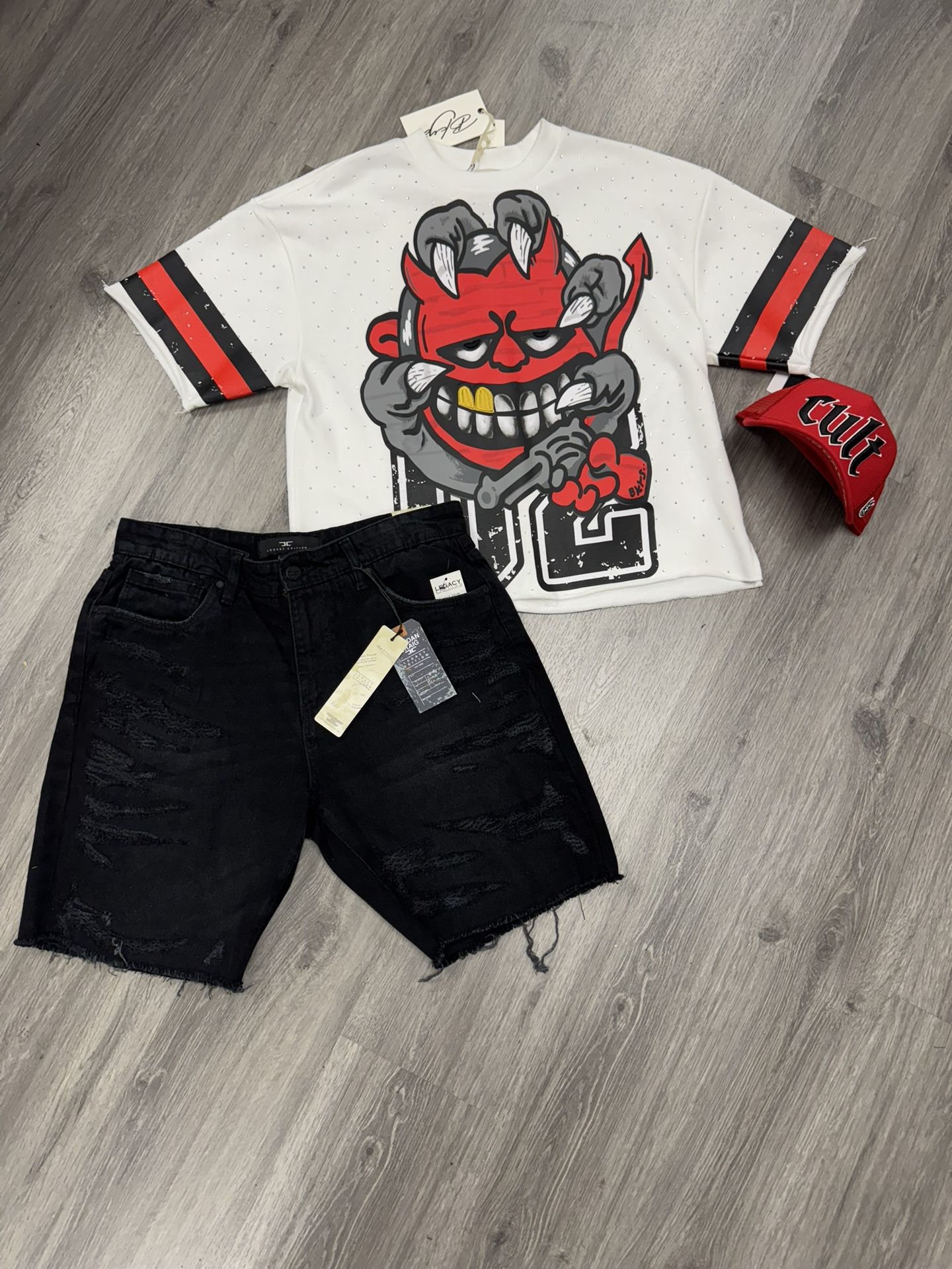 T SHIRT HAT AND JEANS 120$ Everything TODO 120$
