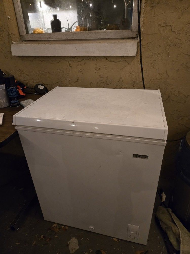 Deep Freezer Idalys In Good Condition.