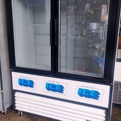 TRUE GDIM-49 54” 2 Door Indoor Ice Merchandiser