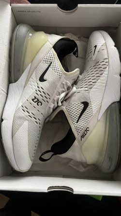 Men’s 9 White Air max 270