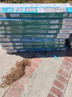 Laminate wood flooring new in box $15