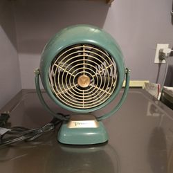 Vornado VFAN Jr. Vintage Air Circulator Fan Green