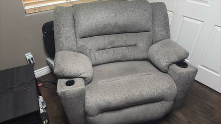 Franklin Oversized Rocker Recliner with Cup Holders – Excellent Condition