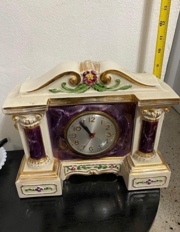 ADORNO ANTIGUO DE PORCELANA IMITACION A RELOJ