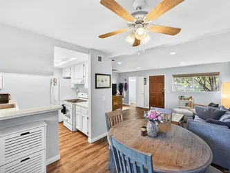 Jerome's East Bay Dining Set