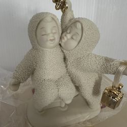2001 Snowbabies Dept 56 “ Kiss Me”Figurines. In Box