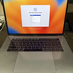 Excellent condition Apple MacBook Pro 15” 2017 quad core i7 16GB Ram 500gb SSD