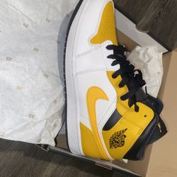 Jordan 1 Mid University 