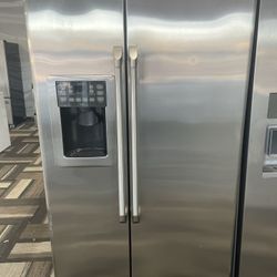 NICE SIDE BY SIDE GE REFRIGERATOR STAINLESS 📍available At roseville Appliances 