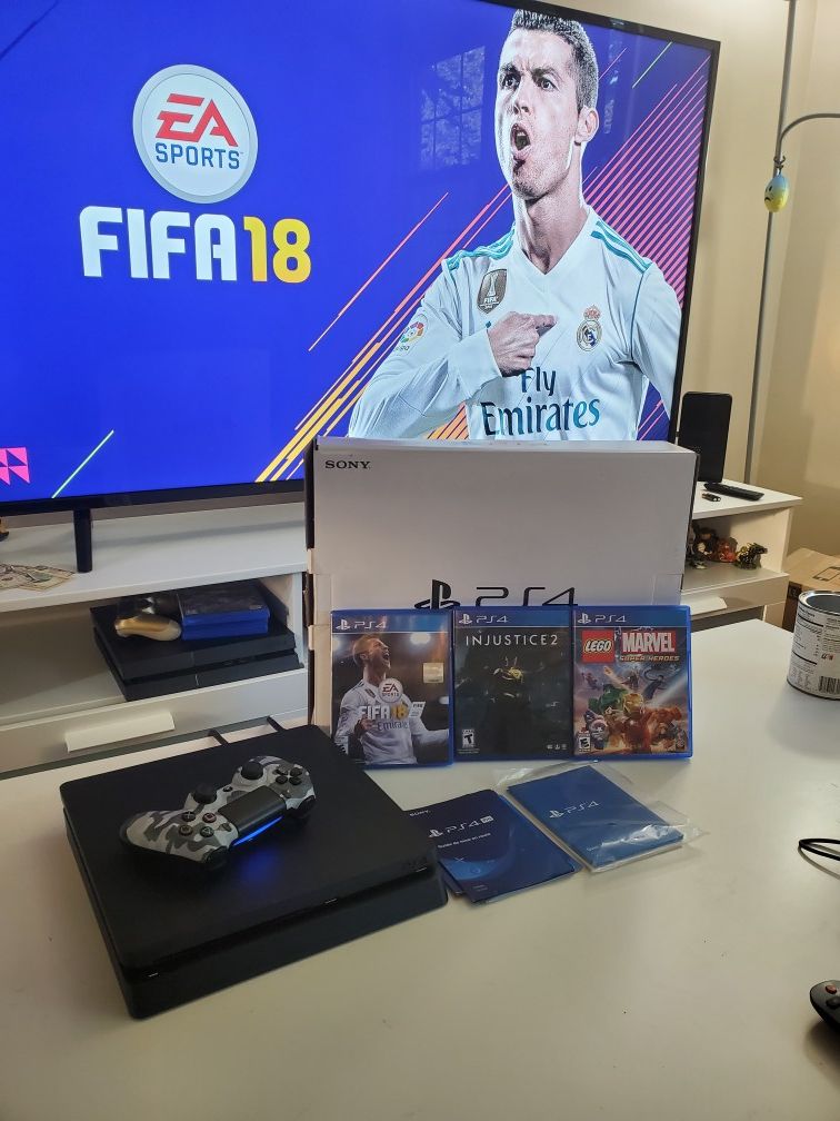 PS4 slim 1tb + 3 disc games + 5 digital games..