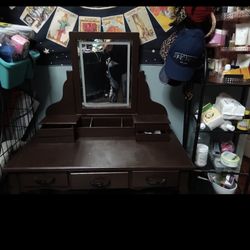 Use Makeup Table And Chair