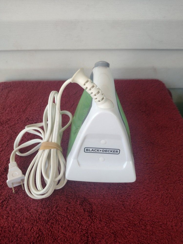 Black + Decker Easy Steam Iron for Sale in Frostproof, FL - OfferUp