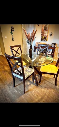 Refurbished Cute 4-Top Round Glass Dining Table