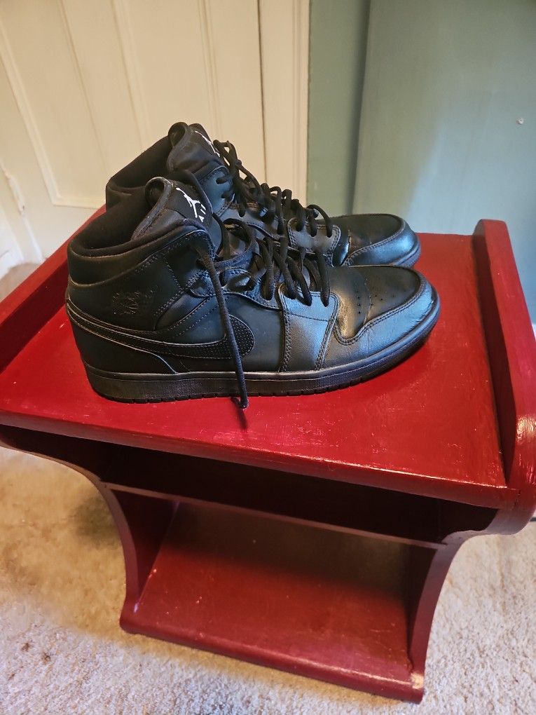 Jordan 1 Triple Black