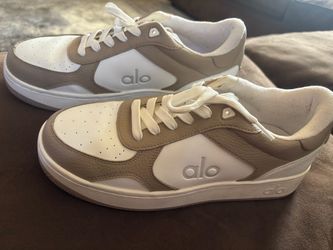 Alo Yoga Court Sneakers Tan White