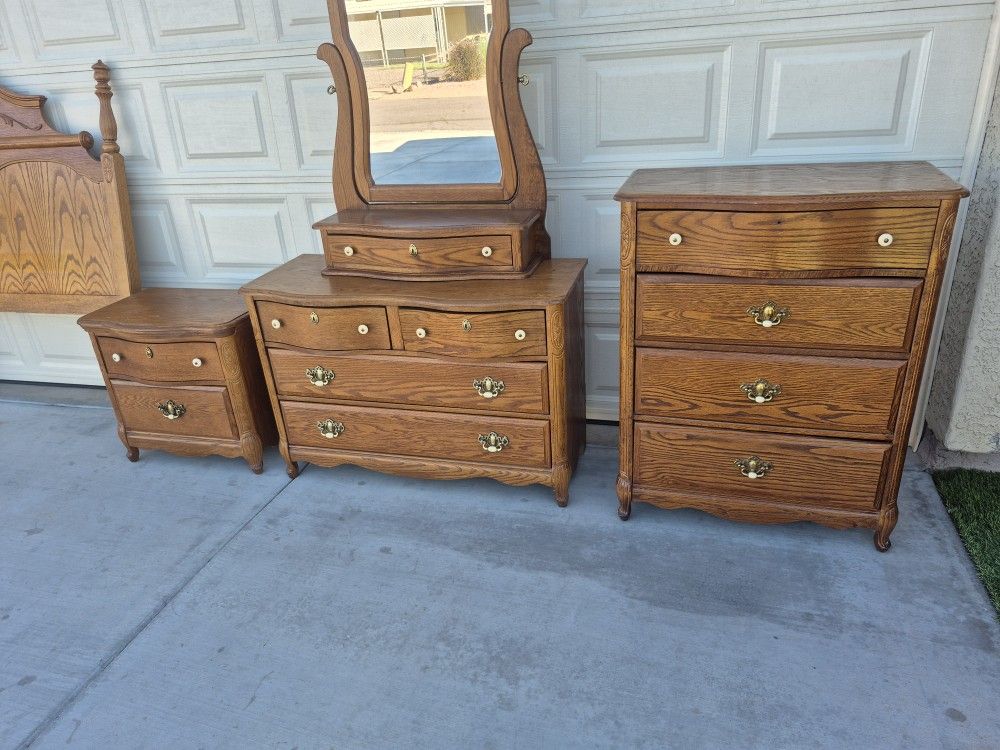 Vintage Bedroom Set In Good Condition 