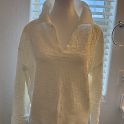 Moon & Madison White Textured Collared Long Sleeve, Size M 