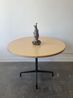 Herman Miller Eases Contract Base Dining Table