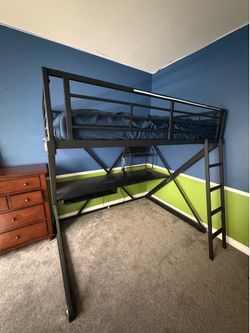 🚨 Full loft bed + built-in desk – $40! (Goodyear) $40 🚨