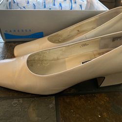 Size 10 M Caressa Beige Low heal Dress Shoe 