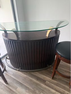 Selling a bar and stools in good condition.