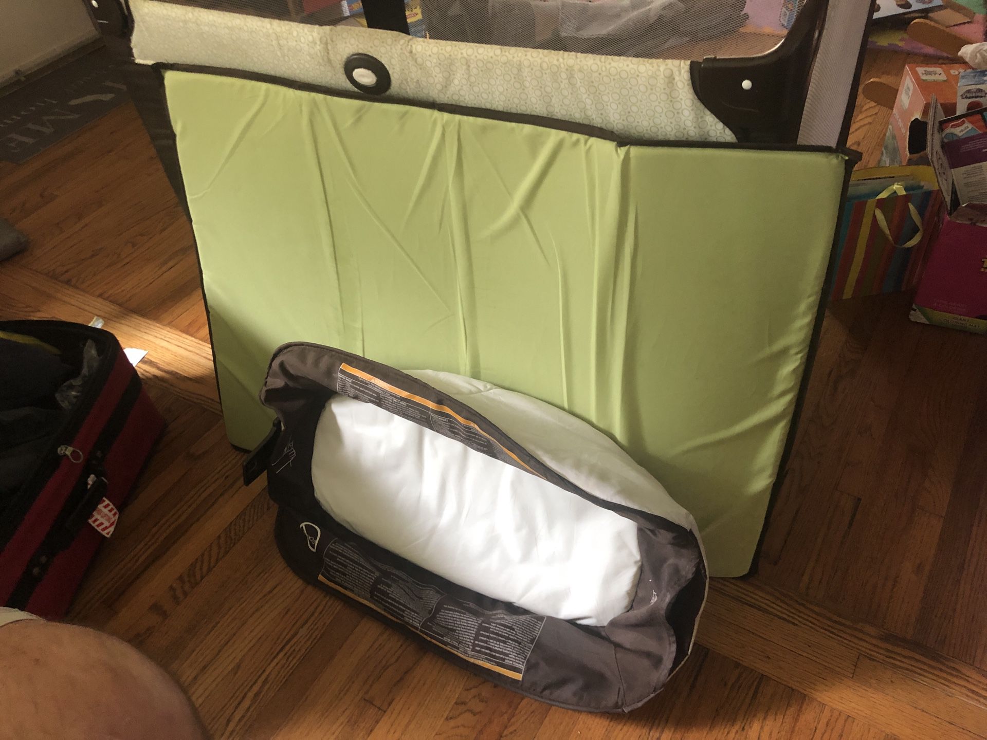 Graco Pack n’ Play with bassinet/changing table