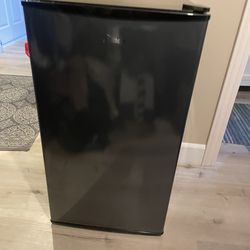 Energy Star certified Midea 3.3 Cu Ft Mini Fridge