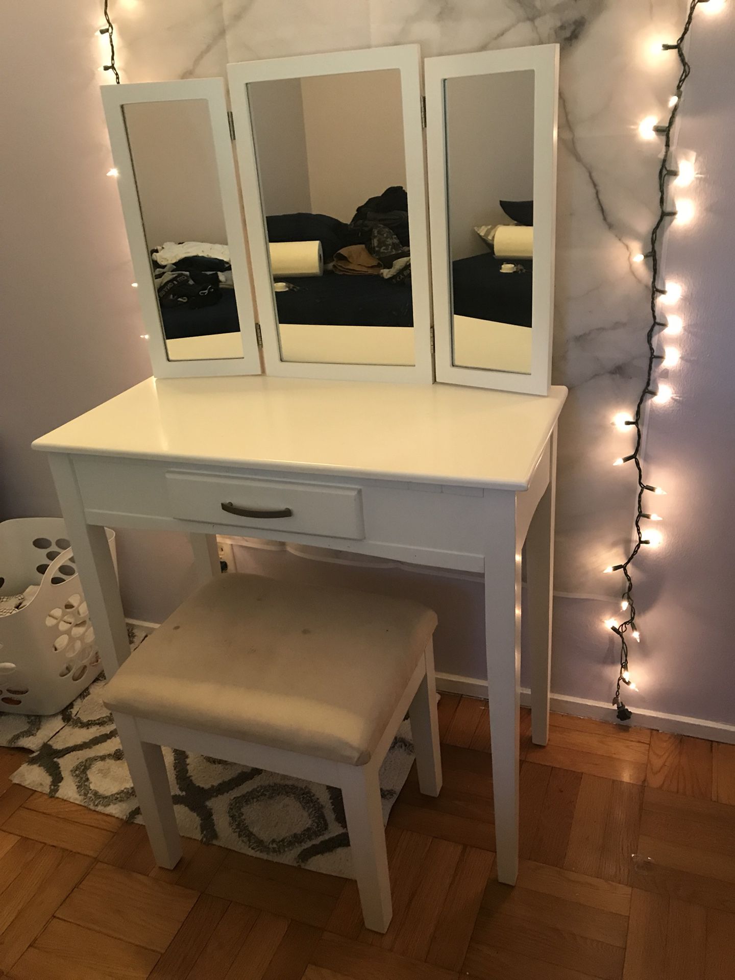 White 3 mirrored vanity with drawer- like new!