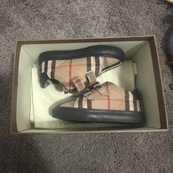 Toddler burberry shoes