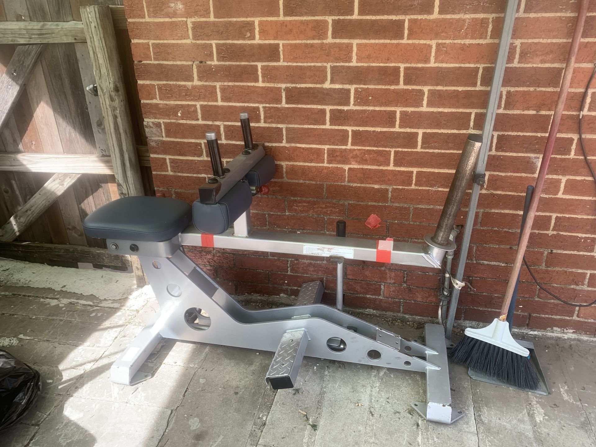 Seated calf raise machine